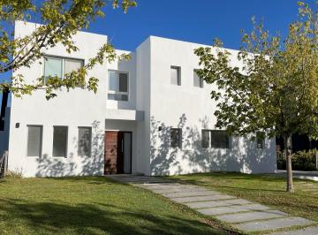 Casa · 232m² · 4 Ambientes · 1 Cochera · Casa en Venta en Acacias, Puertos, Escobar
