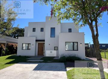 Casa · 208m² · 4 Ambientes · 2 Cocheras · Casa en Santo Tomas