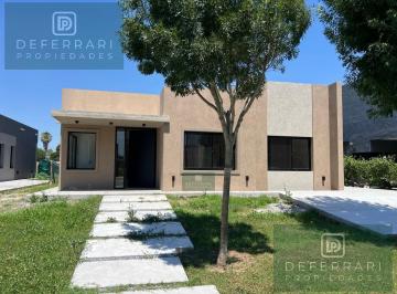 Casa · 150m² · 4 Ambientes · 2 Cocheras · Casa en Santo Tomas