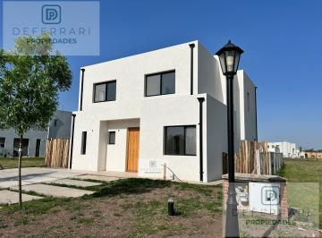 Casa · 195m² · 4 Ambientes · 2 Cocheras · Casa en Santo Tomas