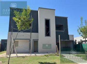 Casa · 210m² · 6 Ambientes · 2 Cocheras · Casa en San Pablo