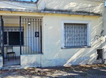 PH de 3 ambientes, Lomas de Zamora · Casa en P. H. Bien Ubicada, a Reciclar, con Patio y Cochera.