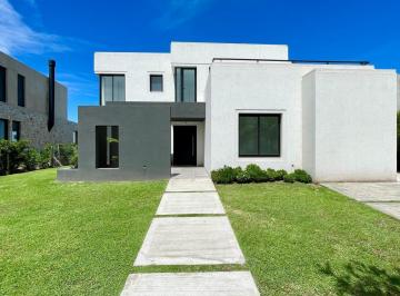 Casa · 250m² · 8 Ambientes · 6 Cocheras · Casa en Venta en Canton Al Golf - Canton Golf - Vista Al Lago - 6 Dorm.