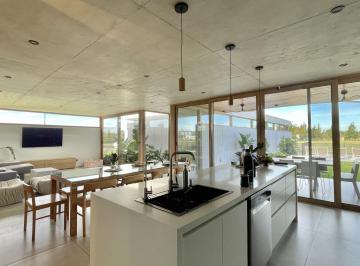 Casa · 208m² · 5 Ambientes · 4 Cocheras · Casa en Naudir Al Rio en Venta - Hormigon - Diseño - Amarra