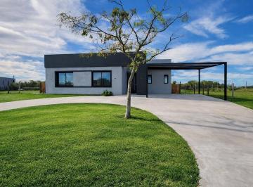 Casa · 140m² · 5 Ambientes · 1 Cochera · Casa en Venta, con Piscina, a Estrenar, Barrio San Sebastian - Apto Credito