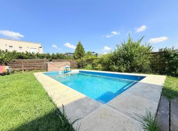 Casa · 135m² · 4 Ambientes · 5 Cocheras · Casa en Venta Apto Credito en Barrio Los Arces, Pilar