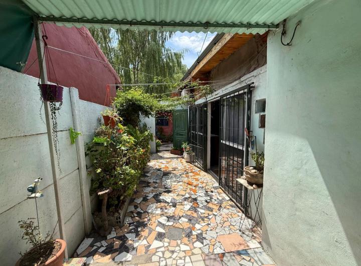 Casa · 250m² · 2 Ambientes · 800 Cocheras