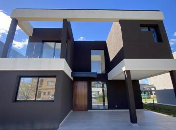 Casa · 220m² · 5 Ambientes · 4 Cocheras · Casa en Puertos del Lago - 5 Ambientes - Estrenar