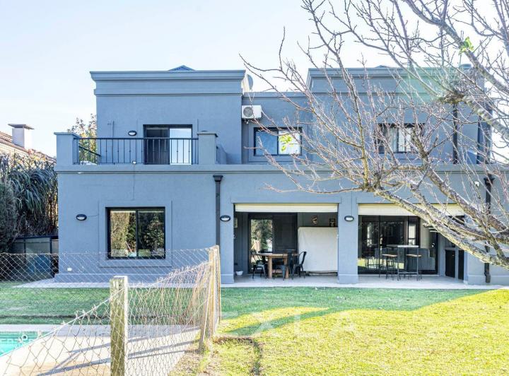 Casa · 270m² · 4 Ambientes · 1 Cochera