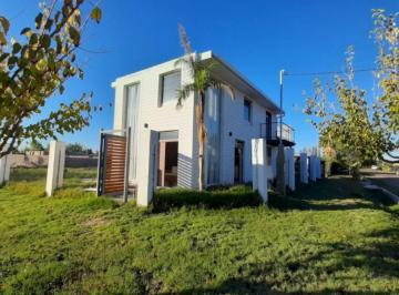 Casa de 5 ambientes, Los Corralitos · Moderna Casa en Venta Apta Crédito, Calle Buenos Vecinos, Gllen.