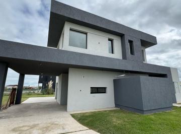 Casa · 279m² · 5 Ambientes · 4 Cocheras · Acepta Permuta - Casa Lote Interno en San Sebastian