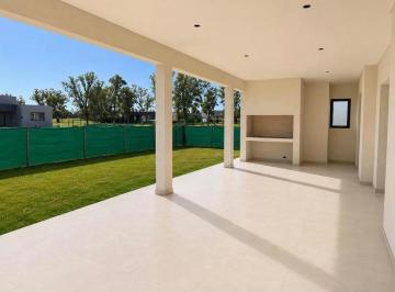 Casa · 220m² · 4 Ambientes · 3 Cocheras · Gs Casa Venta con Pileta Barrio Santa Sofía