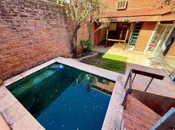 Casa · 271m² · 6 Ambientes · 1 Cochera · Alquiler | Exclusiva Residencia de Estilo con Pileta y Quincho en El Corazón de Villa Devoto