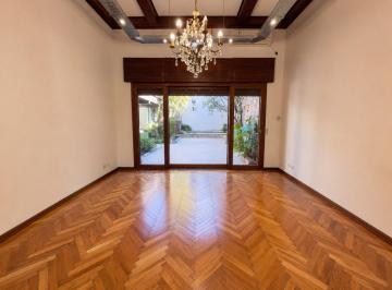 Casa · 271m² · 6 Ambientes · 1 Cochera · Alquiler | Exclusiva Residencia de Estilo con Pileta y Quincho en El Corazón de Villa Devoto