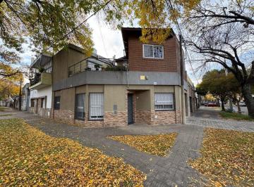 Casa · 130m² · 8 Ambientes · Casa de Esquina en Venta: Rioja 5302 - Barrio Azcuénaga - Rosario
