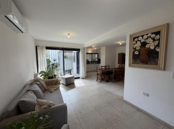 Casa · 205m² · 6 Ambientes · 2 Cocheras · Venta – Dúplex Apto Crédito de 3 Dorm. con Patio y Cochera en Alto Verde