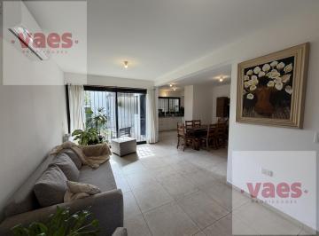 Casa · 205m² · 6 Ambientes · 2 Cocheras · Venta – Dúplex Apto Crédito de 3 Dorm. con Patio y Cochera en Alto Verde