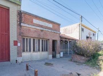 Casa · 107m² · 4 Ambientes · 1 Cochera · Se Vende Casa 2 Dorm. + Patio y Cochera