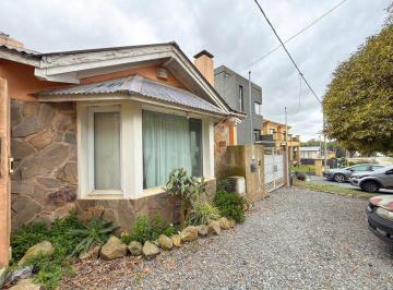 Casa · 196m² · 7 Ambientes · 3 Cocheras · Venta Casa Más 2 Departamentos Zona Lago
