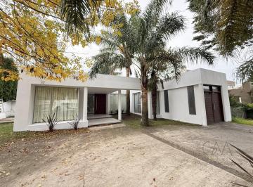 Casa · 200m² · 5 Ambientes · Casa en Venta en Barrio Rumencó