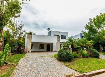 Casa · 220m² · 5 Ambientes · 2 Cocheras · Venta Casa con Pileta y Parque Fincas de Iraola 2