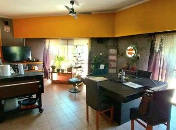 Casa · 220m² · 4 Ambientes · Vende Casa y Locales, esquina Comercial Única, Ldz