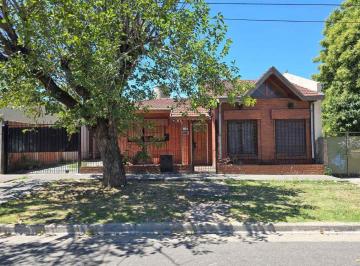 Casa · 140m² · 4 Ambientes · 2 Cocheras · Venta Casa 4 Ambientes Jardin Cochera Lote 574 m²