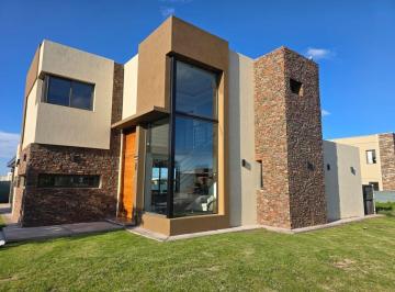 Casa · 200m² · 6 Ambientes · 2 Cocheras · Venta de Casa B° Privado Gran Boedo. Lujan - 6 Amb