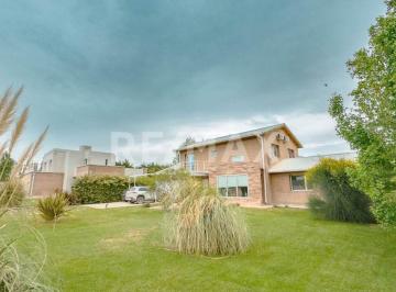 Casa · 240m² · 8 Ambientes · 1 Cochera · Venta Casa B* Los Olivos 4 Dorm. Centenario