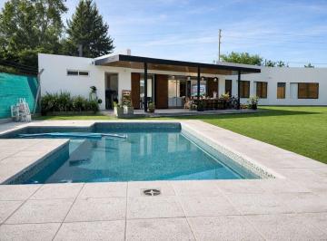 Casa · 210m² · 6 Ambientes · 2 Cocheras · Casa en Venta en City Bell