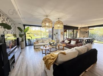 Casa · 225m² · 5 Ambientes · Casa en Venta en Barrio Privado Rumencó