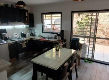 Casa · 75m² · 5 Ambientes · Venta. Duplex de Pasillo. 3 Dorm. y Patio.