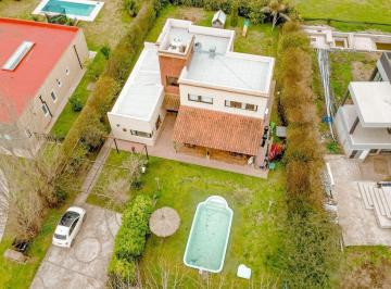 Casa · 220m² · 4 Ambientes · Venta Casa 4 Ambientes con Piscina Arenas del Sur