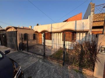 Casa · 191m² · 4 Ambientes · 1 Cochera · Casa 4 Ambientes con Pileta Cochera en Lote 408 m²