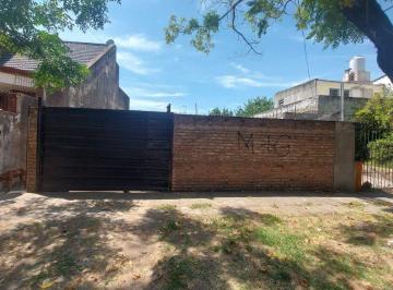 Casa · 48m² · 2 Ambientes · 1 Cochera · Casa a Refaccionar con Gran Terreno Libre