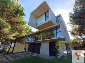 Casa · 370m² · 5 Ambientes · Casa en Venta - 4 Dorm. 5 Baños - Residencial I