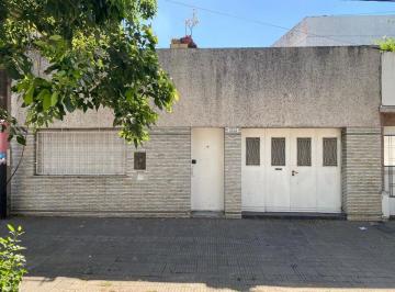 Casa · 90m² · 4 Ambientes · Venta Casa Dos Dorm. Más Comodín y Patio.