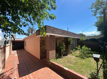 Casa · 180m² · 5 Ambientes · 1 Cochera · Casa 3 Dorm., Pileta y Cochera en Baigorria