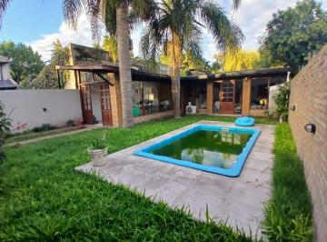 Casa · 242m² · 4 Ambientes · 1 Cochera · Hermosa Casa de 3 Dorm. en Ricardone
