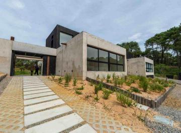 Casa · 153m² · 4 Ambientes · 1 Cochera · Venta Casa, Club del Lago, Punta Ballena, Financia