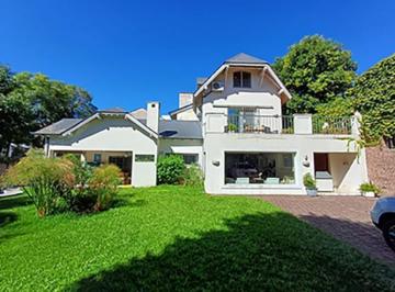 Casa · 280m² · 5 Ambientes · Casa en Venta - 4 Dorm. 4 Baños - San Isidro
