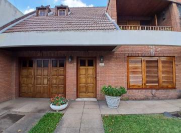 Casa · 189m² · 4 Ambientes · 1 Cochera · Venta Casa 3 Dorm., Quincho, y Bonito Jardín