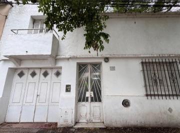 Casa · 140m² · 4 Ambientes · 1 Cochera · Casa Céntrica 2 Dorm. con Patio Apta Crédito