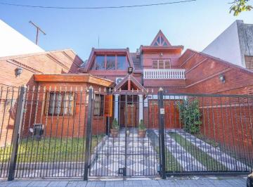 Casa · 232m² · 4 Ambientes · 1 Cochera · Venta Casa 4 Amb, Moron, C/cochera, Pileta, Exc. Ub