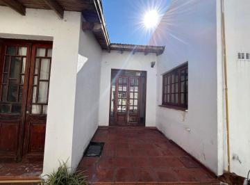 PH · 228m² · 8 Ambientes · 1 Cochera · PH en Venta en Pergamino con Patio Verde