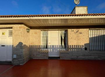 Casa · 105m² · 3 Ambientes · 1 Cochera · Venta Chalet 3 Amb. Garage y Patio Apta Crédito