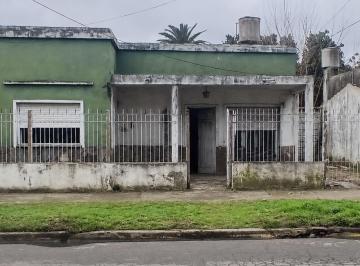 Casa · 63m² · 3 Ambientes · 1 Cochera · Casa con Gran Terreno en Garín a Reciclar