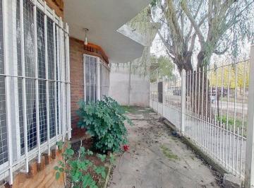 Casa · 56m² · 4 Ambientes · 1 Cochera · Venta Casa 4 Ambientes con Parque Ezpeleta