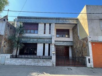 Casa · 183m² · 7 Ambientes · 2 Cocheras · Casa 4 Dorm. Jardin 2 Cocheras Tiro Suizo