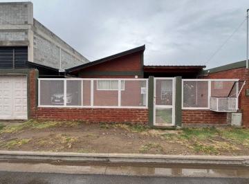 Casa · 131m² · 6 Ambientes · 3 Cocheras · Casa en Plottier 3 Dorm. en Una Planta